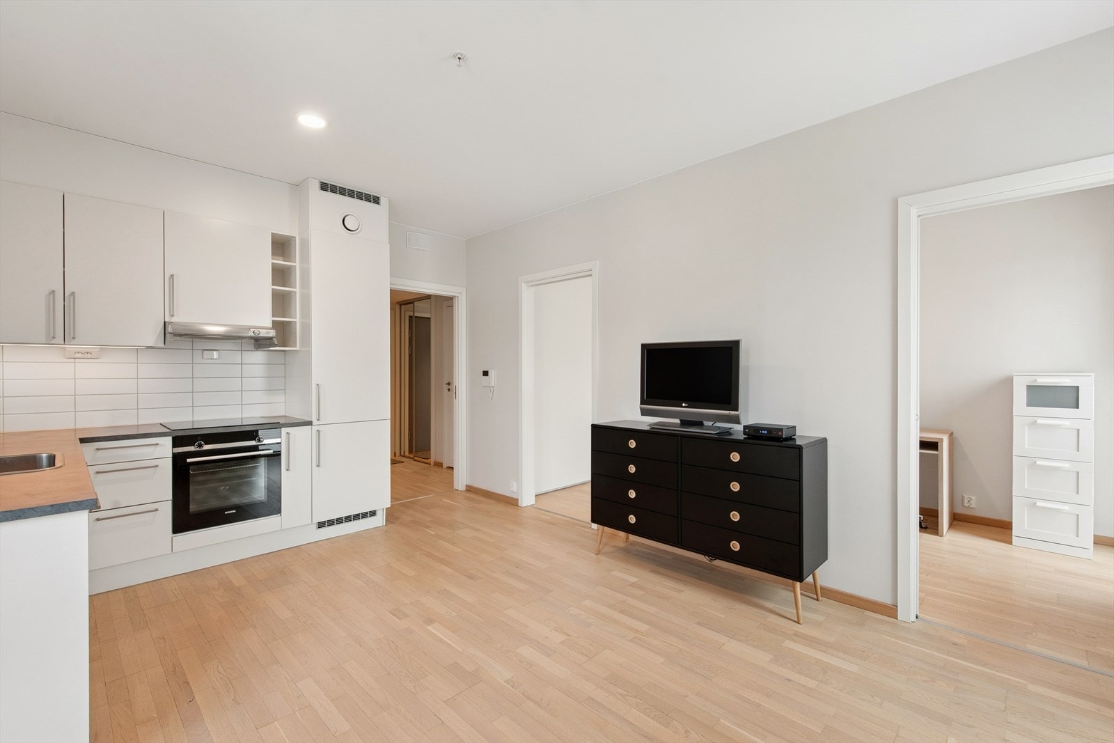 Gode materialvalg, moderne innredning og delikate farger preger hele boligen. Galleribilde