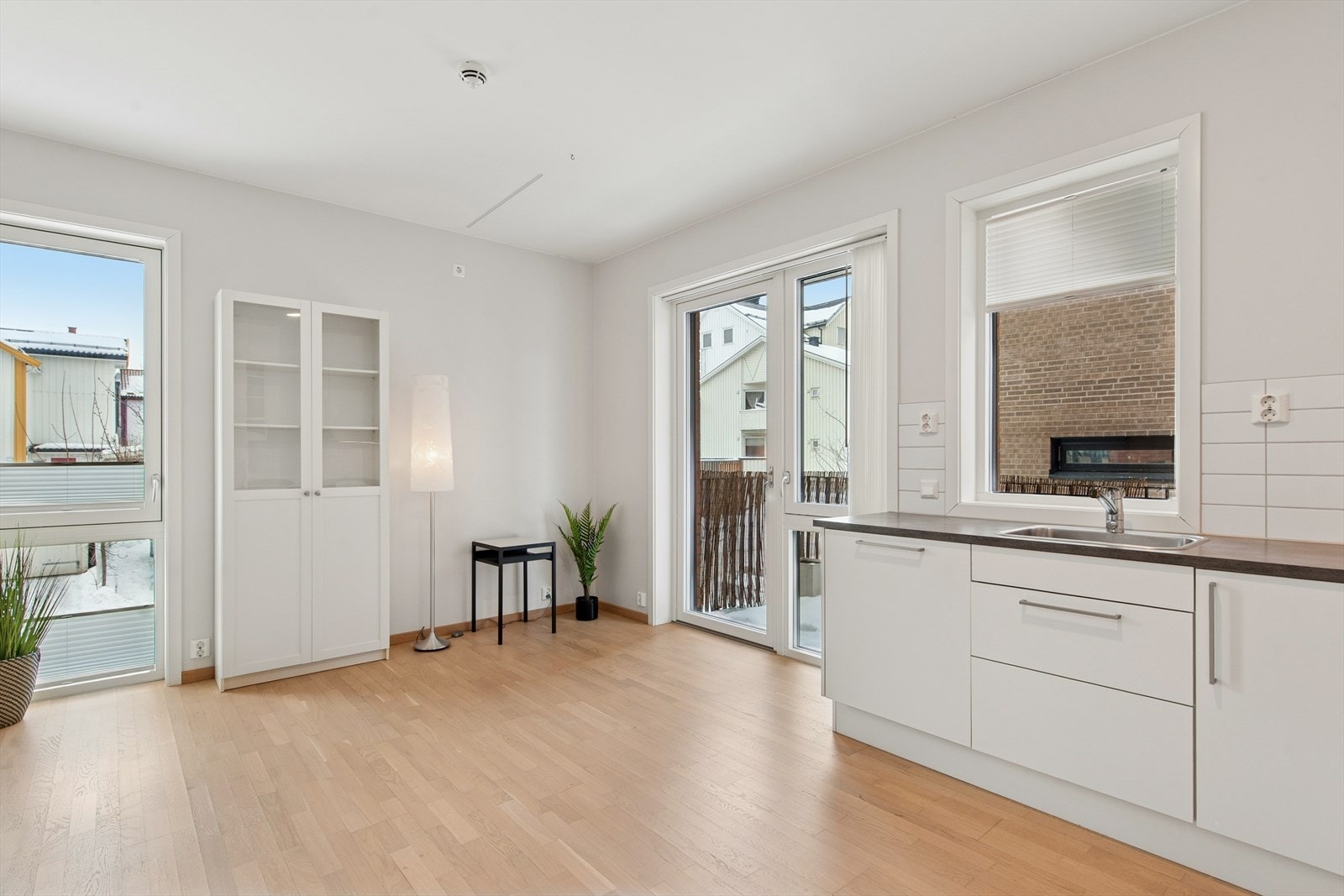 Den romslige stuen har direkte utgang til en østvendt balkong på ca. 5 m². Rommet er digitalt innredet. Galleribilde