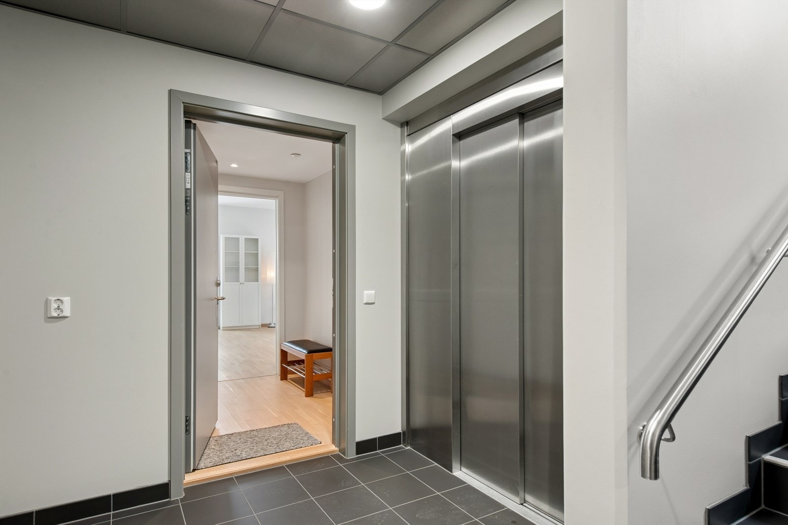 Leiligheten ligger i ligger i byggets 2. etasje med både heis og trappeadkomst. Galleribilde