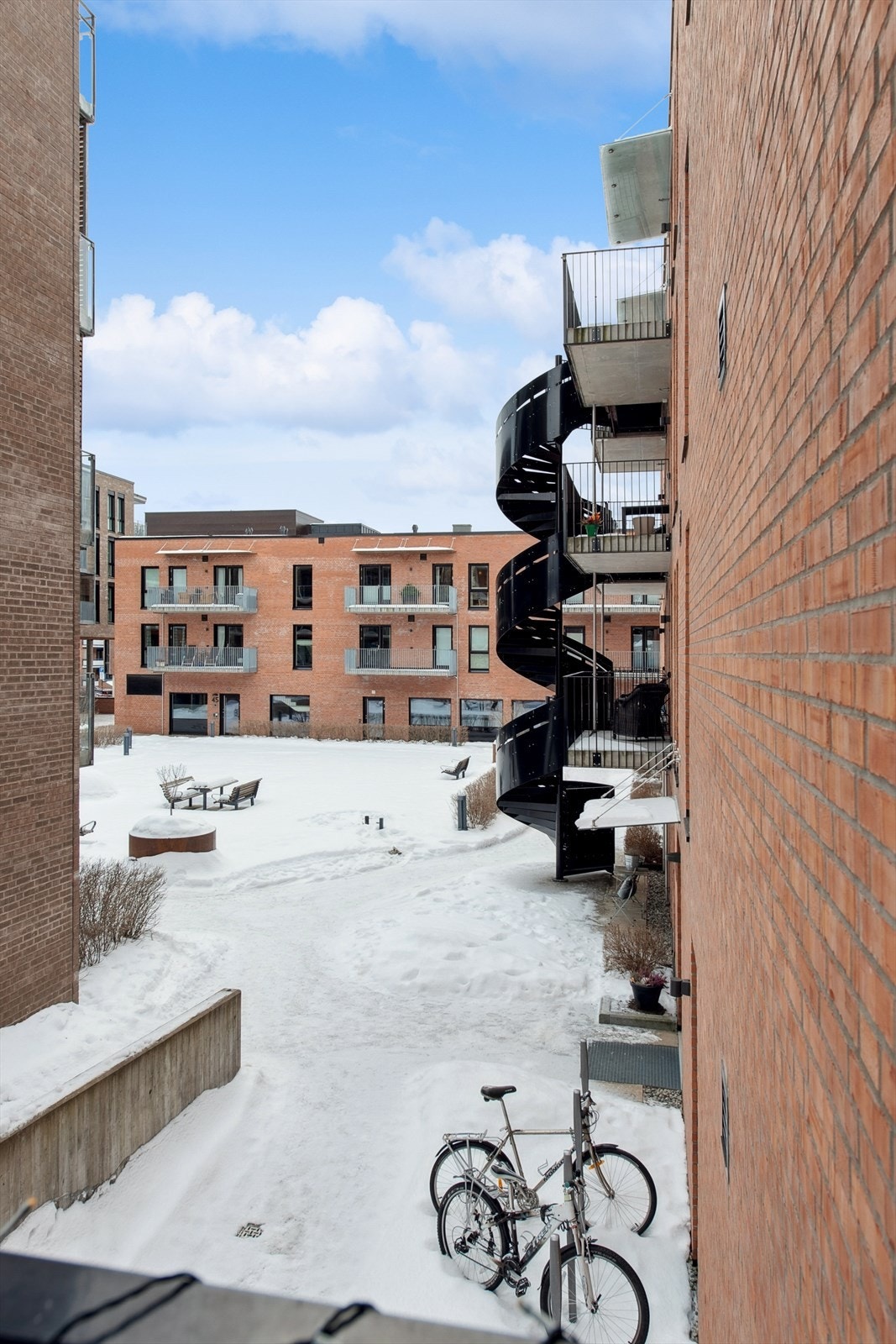 Felleseiet tomt. Tomten er meget pent opparbeidet med gangarealer og fellesarealer belagt med steinheller. Galleribilde