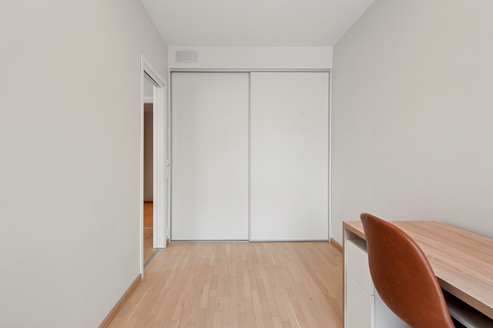 romslig soverom med skyvedørsgarderobe. Galleribilde