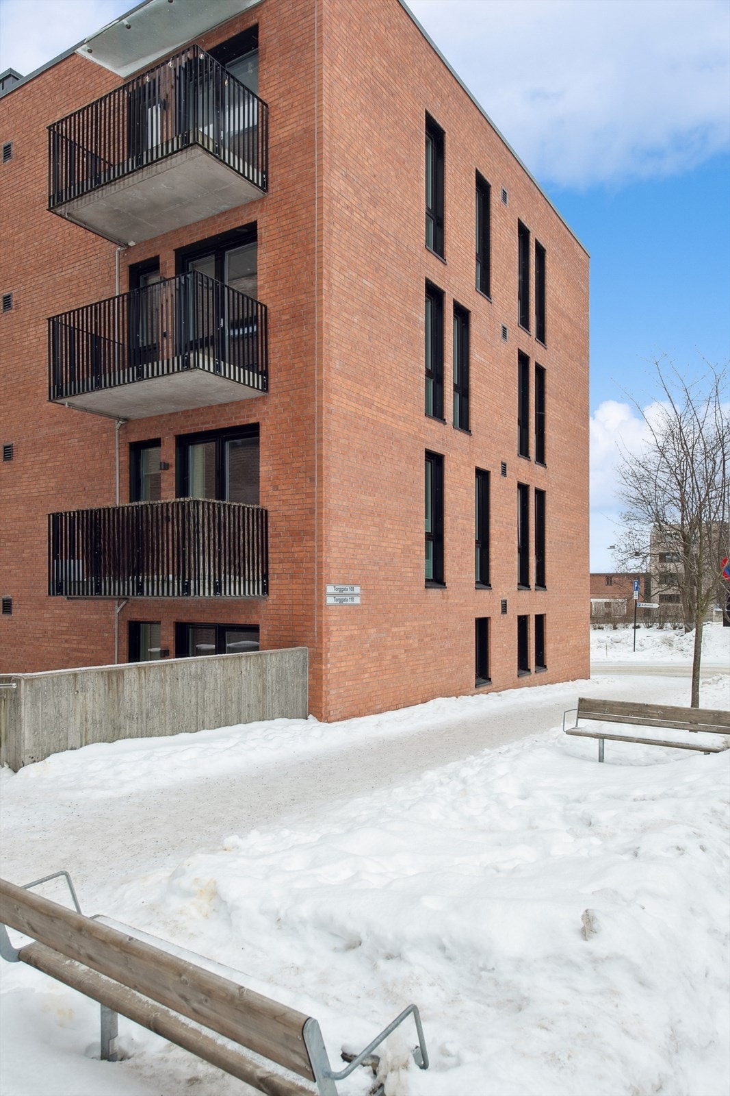 Fra stuen er det utgang til en østvendt balkong på ca. 5 m², som gir en hyggelig forlengelse av oppholdsrommet. Galleribilde