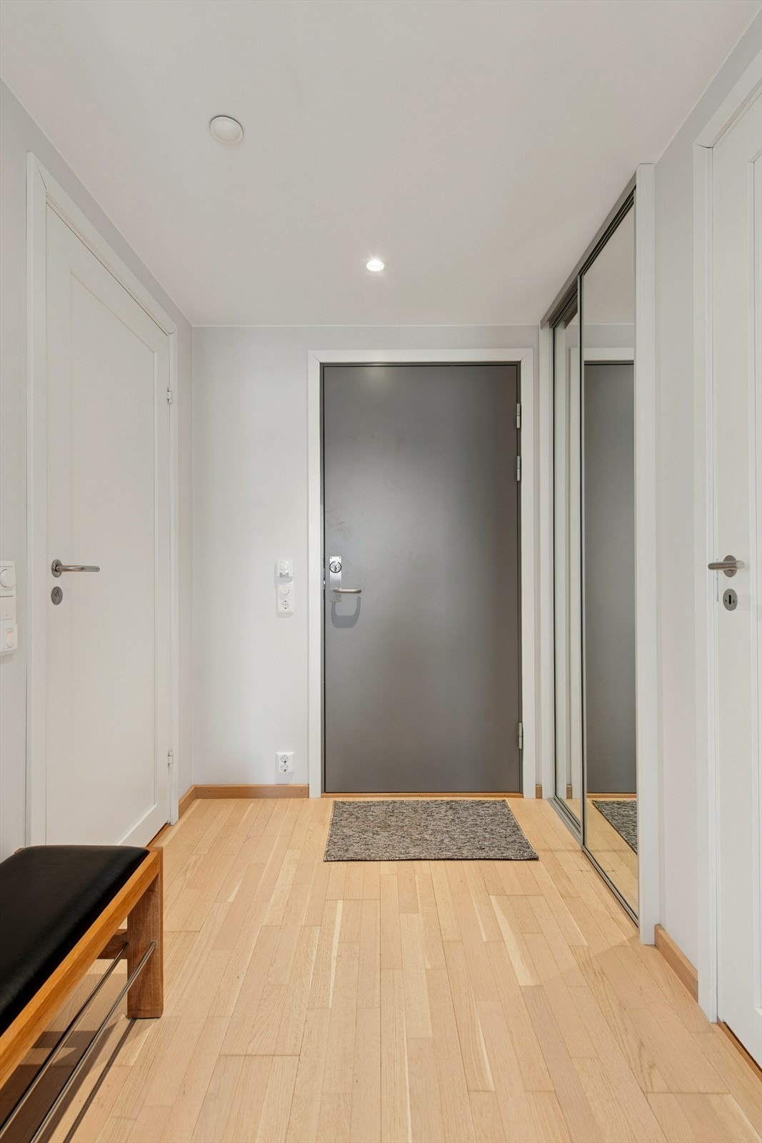 Entréen er innredet med skyvedørsgarderobe, som gir god oppbevaringsplass. Galleribilde