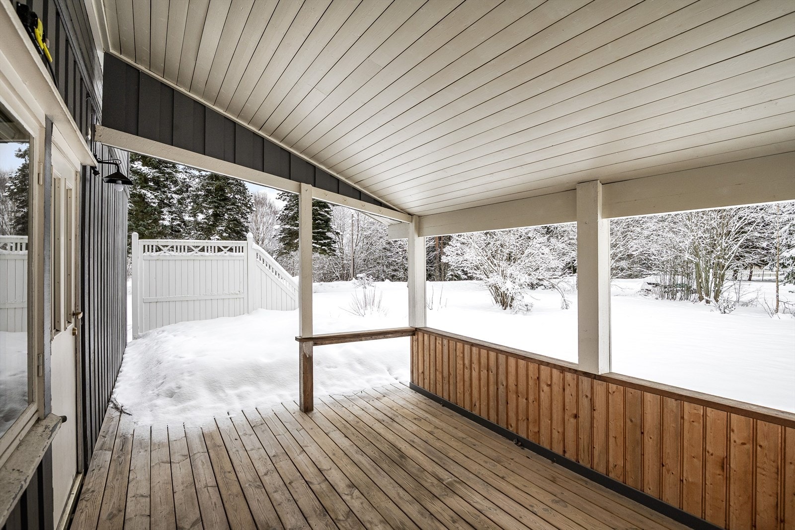 Terrassen er delis overbygget, har terrassebord på gulv og god plass til flere ulike sittegrupper. Galleribilde