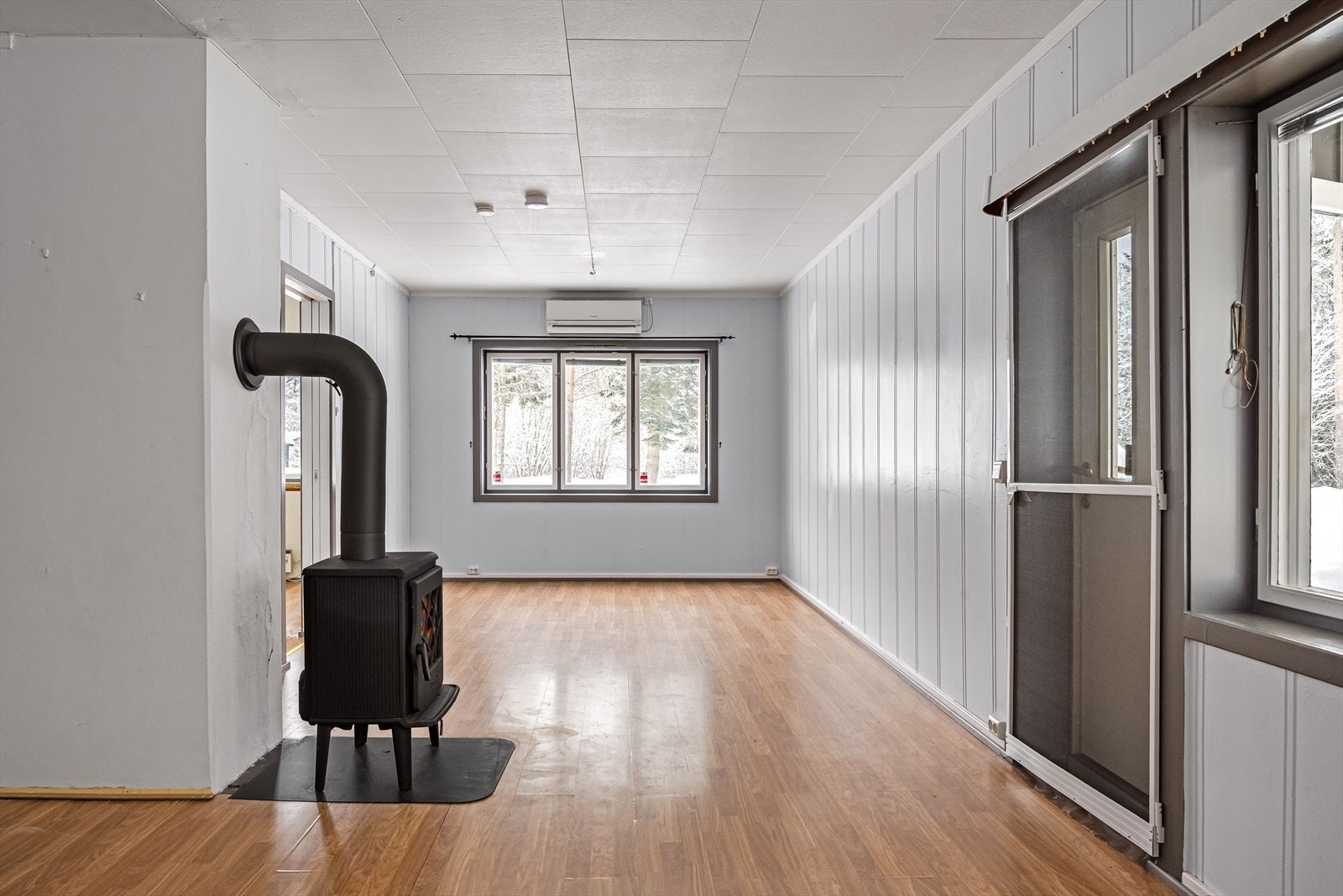 Som et fint midtpunkt i stuen er det en koselig peisovn som både gir god varme og bidrar til ekstra hygge. Galleribilde