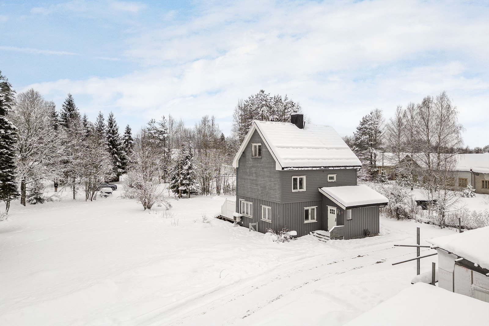 Eiendommen ligger fint til i landlige omgivelser på Jømna med umiddelbar nærhet til fine friområder i skog- og utmark. Fra boligen er det kun en kort kjøretur til et flott idrettsanlegg i Heradsbygd, som har en rekke aktiviteter for barn og unge. Galleribilde