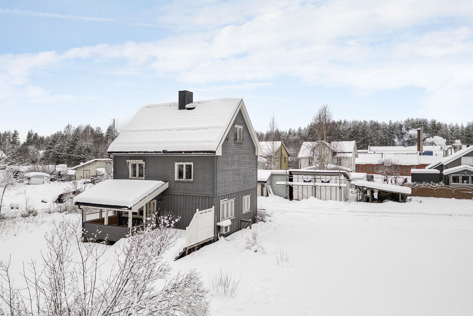 Eiendommen "Mølla" er bebygd en enebolig fra 1921 og et stort garasjeuthus på 78m². Galleribilde