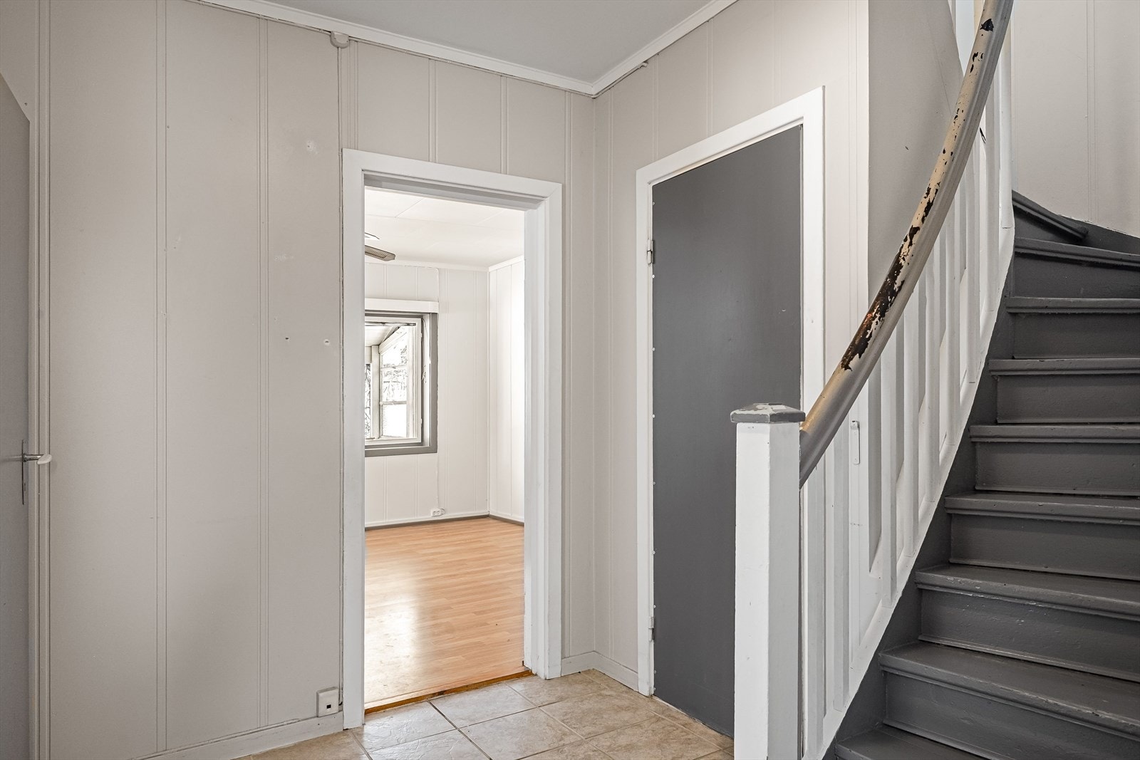 Gang/trapperom med flislagt gulv. Galleribilde