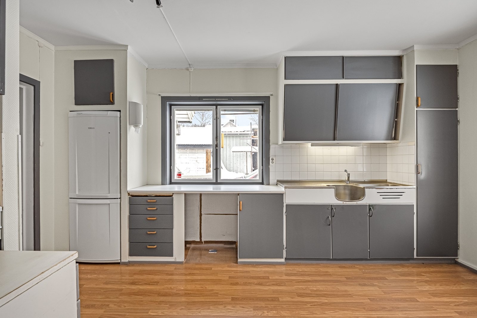 Både fra stuen og gangen er det adkomst til kjøkkenet som ligger i et eget rom. Galleribilde