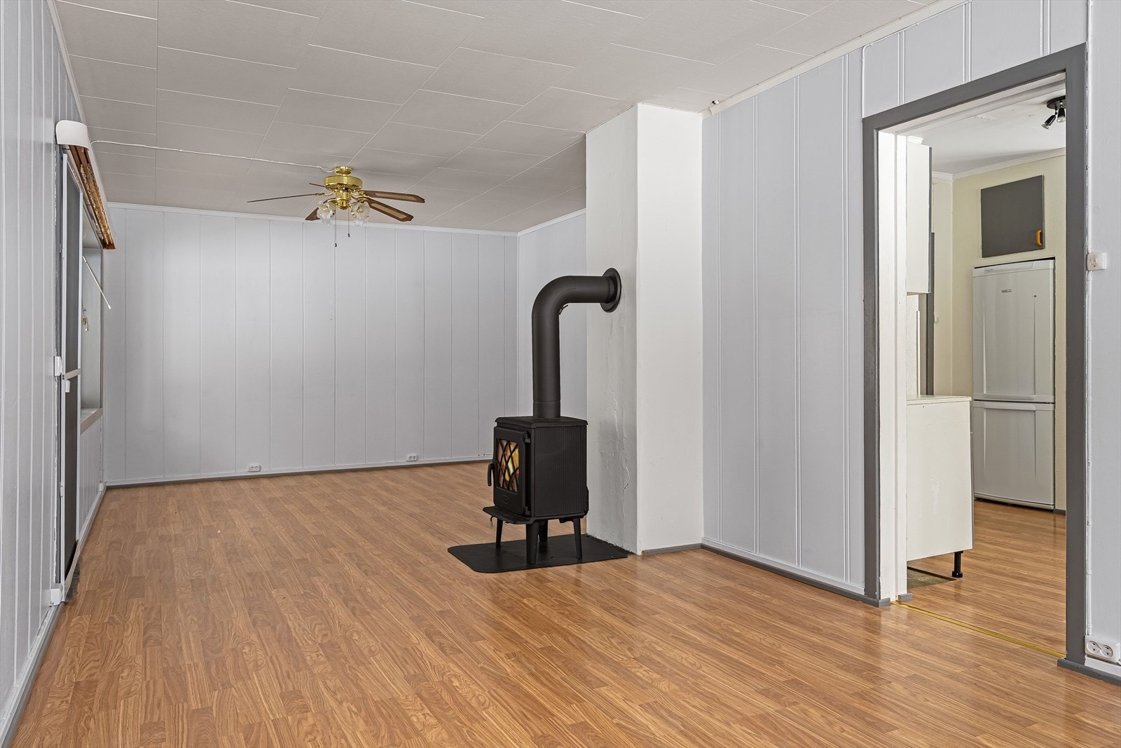 Stuen er romslig og naturlig delt inn i to soner med plass til både sofagruppe og et stort spisebord. Galleribilde