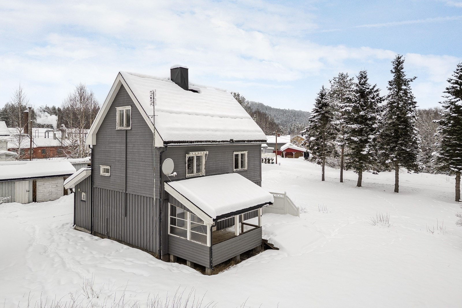 Eiendommen er også bebygd med et garasjeuthus på 78m² som består av garasje, vedbod og 3 lagerrom. Det er utført enkelte oppgraderinger, men det er noe gjenstående arbeider og bygningene er gamle og bærer preg av manglende vedlikehold og oppgraderinger. Galleribilde