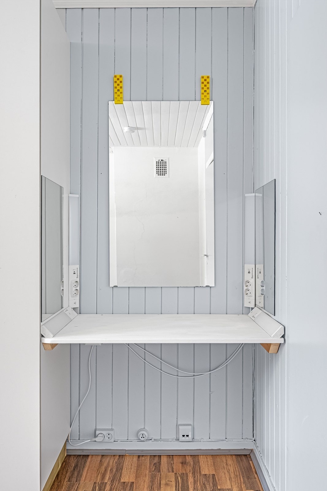 Ved siden av garderobeskapene er det innredet med en sminkeplass. Galleribilde