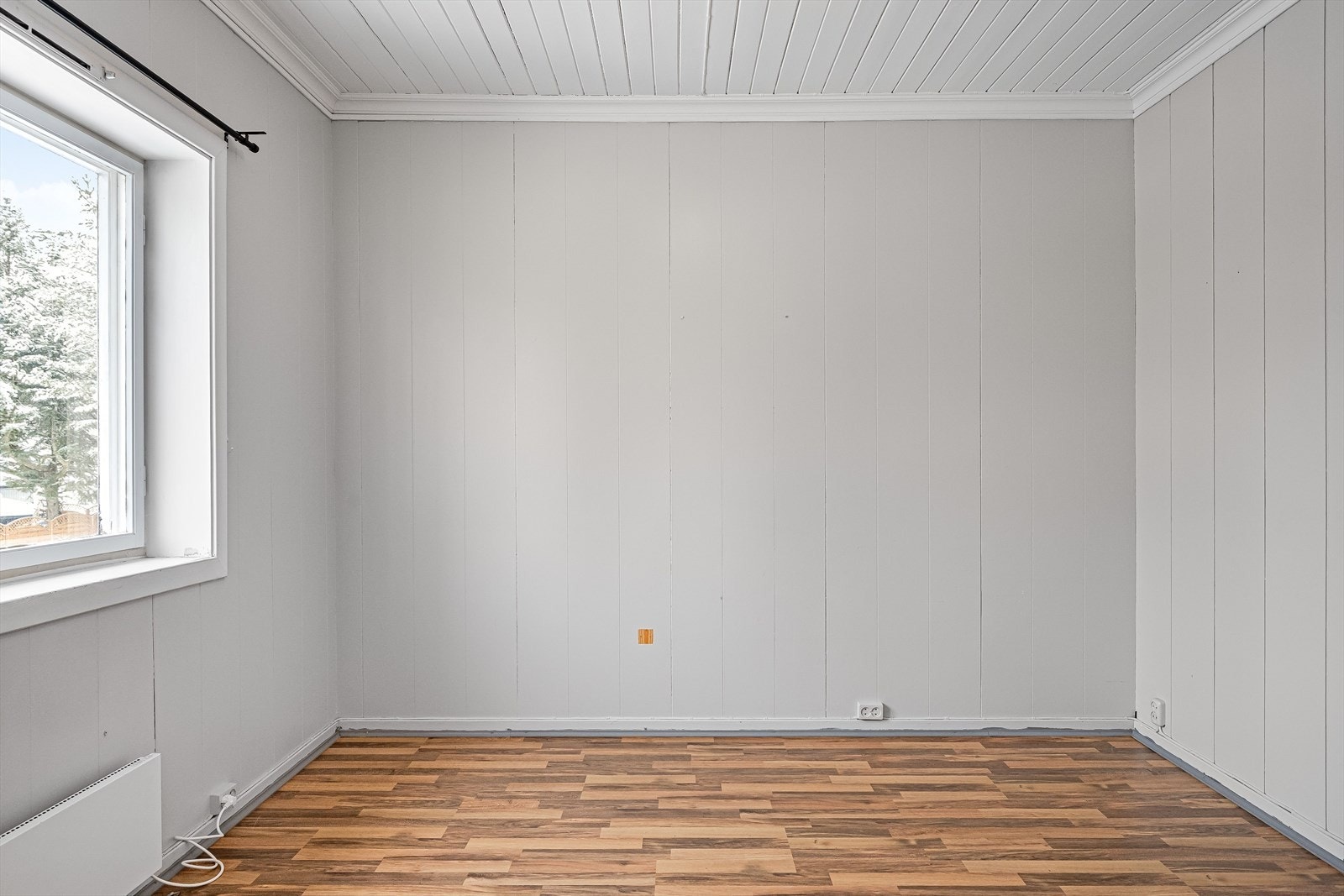 På soverommet er det plass til seng, kontorpult og kommoder. Galleribilde