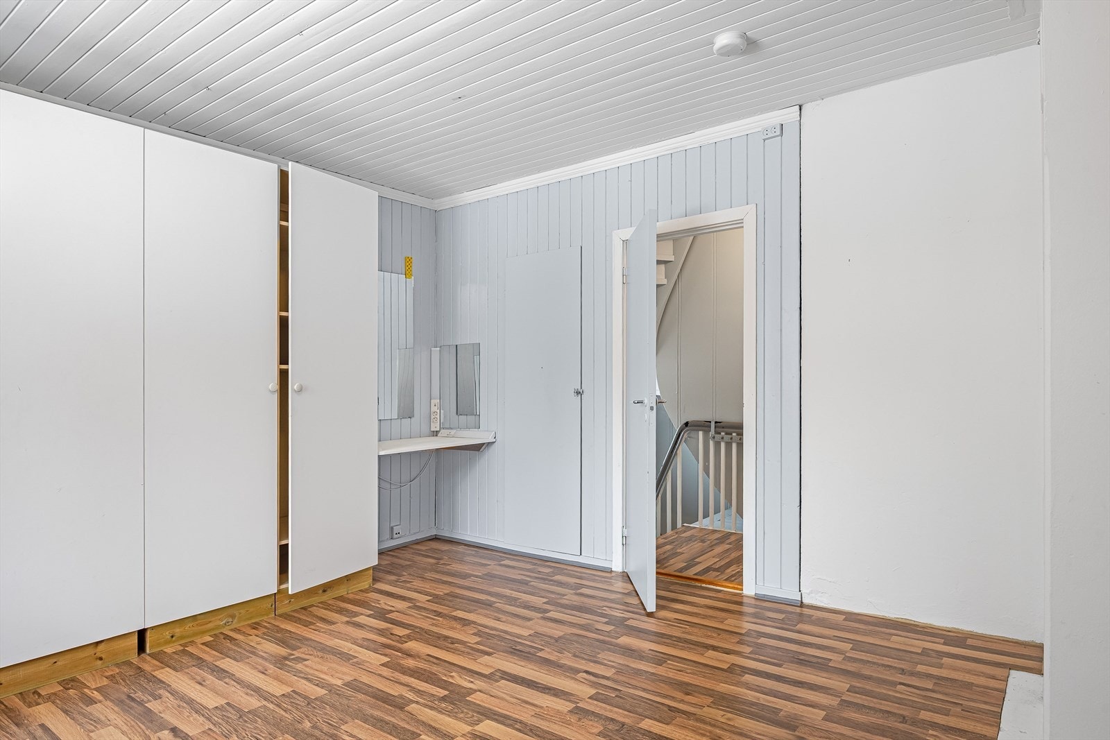 På soverommet er det plass til dobbeltseng, samt god oppbevaringsplass i flere garderobeskap som medfølger i handelen. Galleribilde