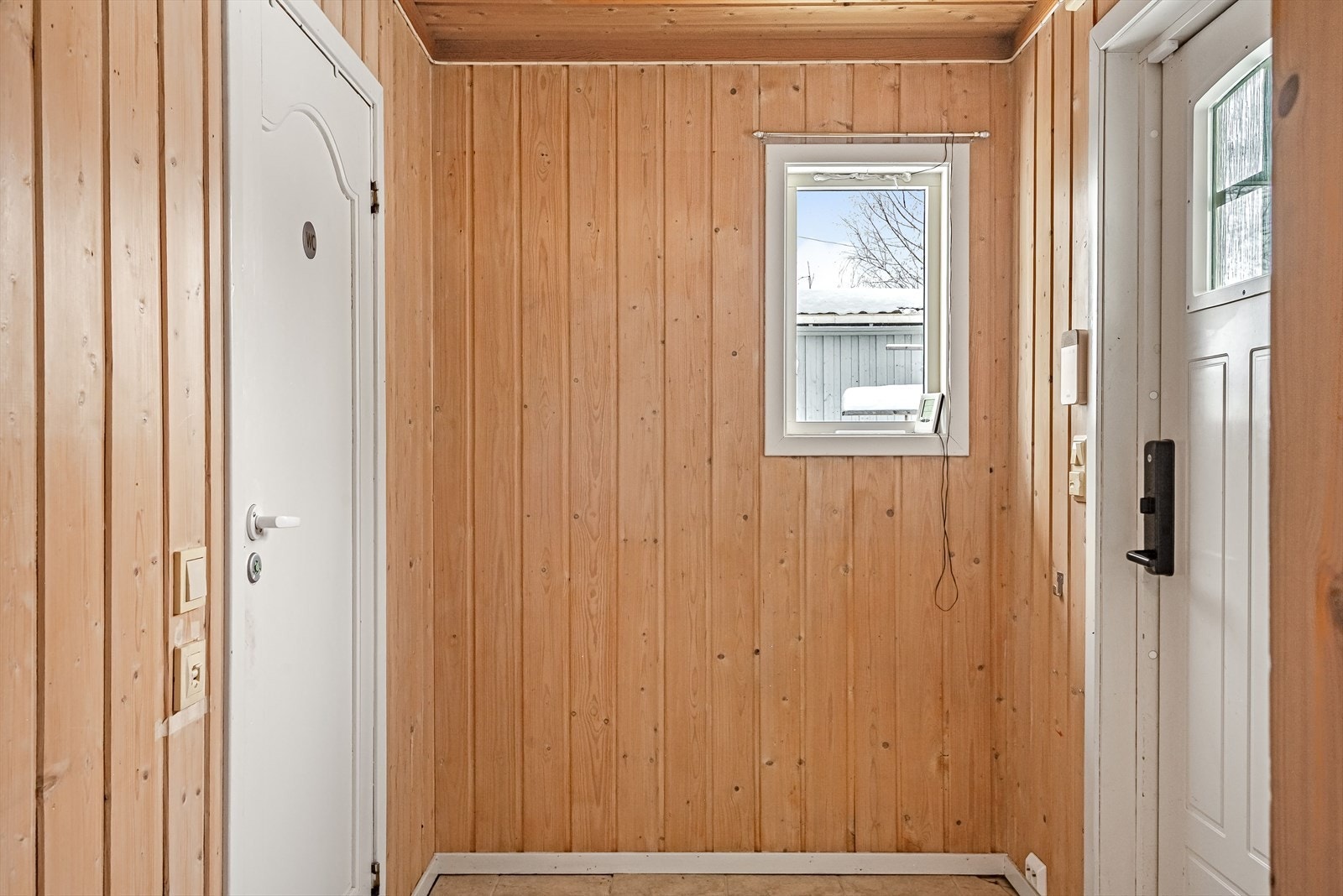 Boligen har innhold over 3 plan samt kjeller med bla. oppholdsrom og bad i 1. etasje, samt 5 soverom og ekstra toalettrom i 2. og 3. etasje. Galleribilde