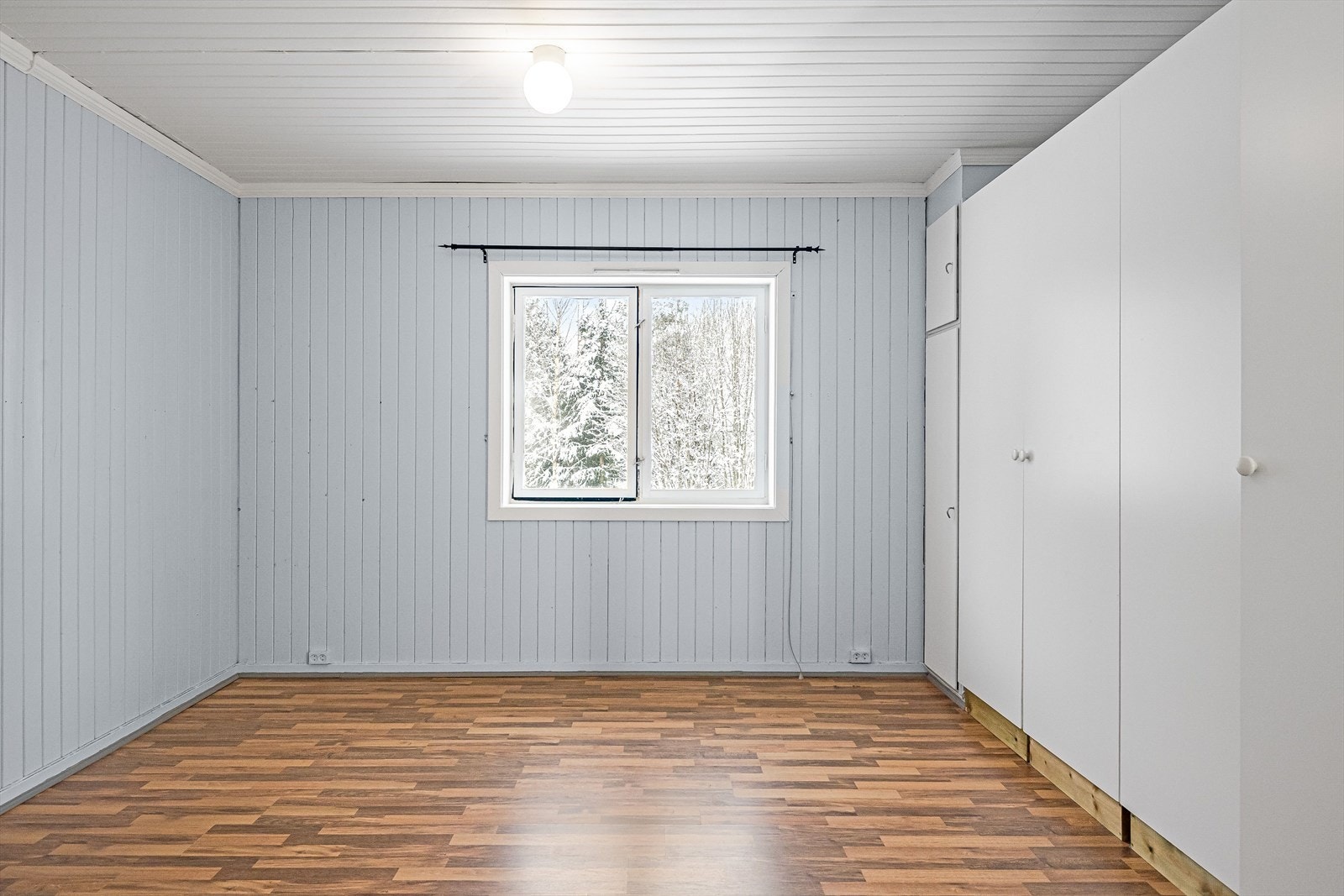 Soverom 1 er malt i en fin lyseblå farge. Galleribilde