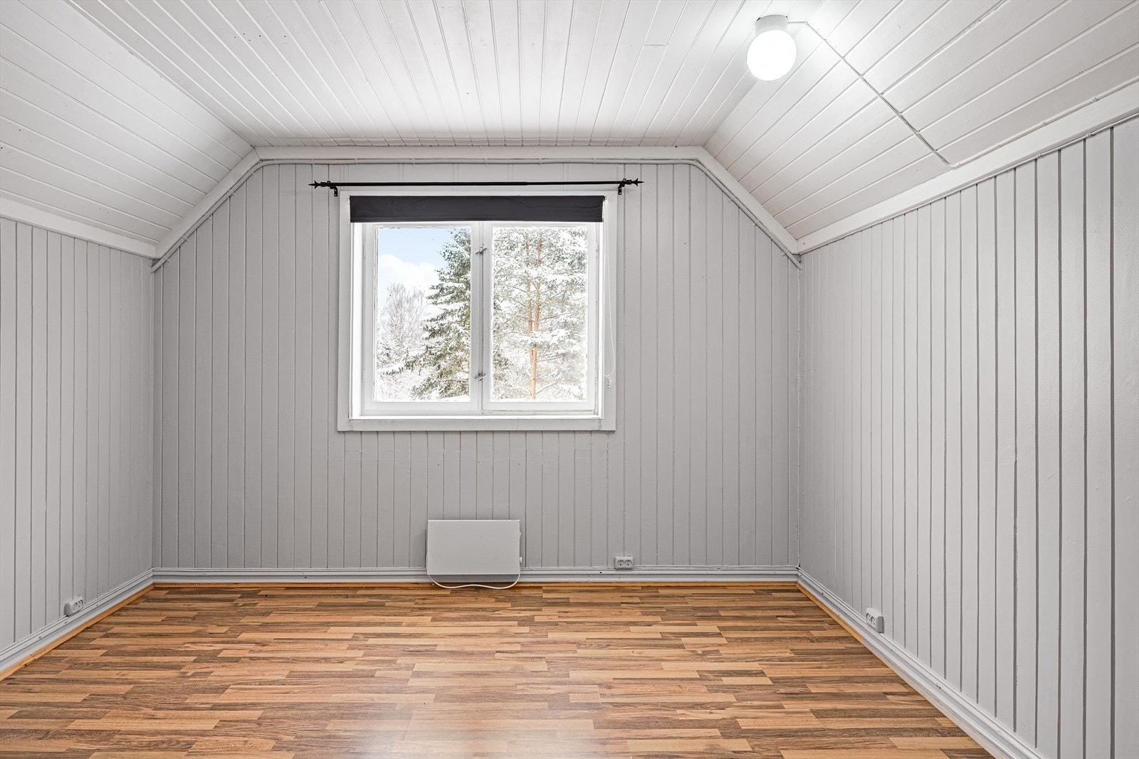 Soverom 4 ligger i boligens 3. etasje og er et lyst rom av god størrelse. Galleribilde