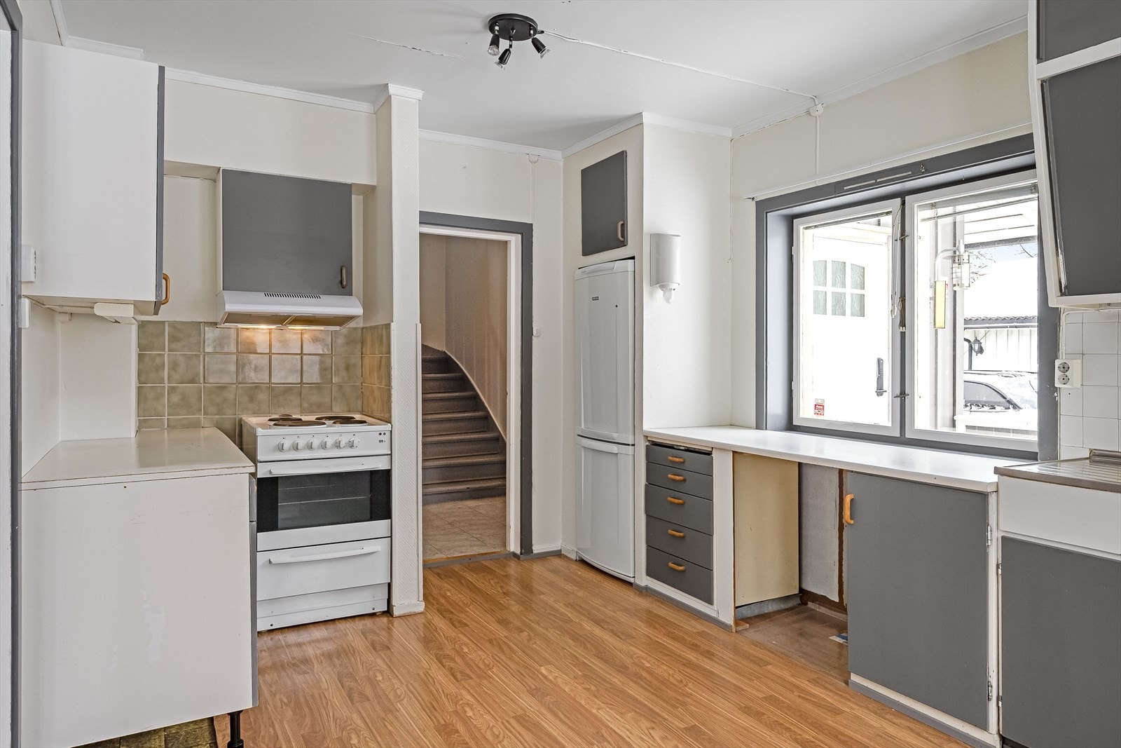 Kjøkkenet har fått TG3 i tilstandsrapporten da det er påvist skader på overflater/kjøkkeninnredning utover normal slitasjegrad. Galleribilde