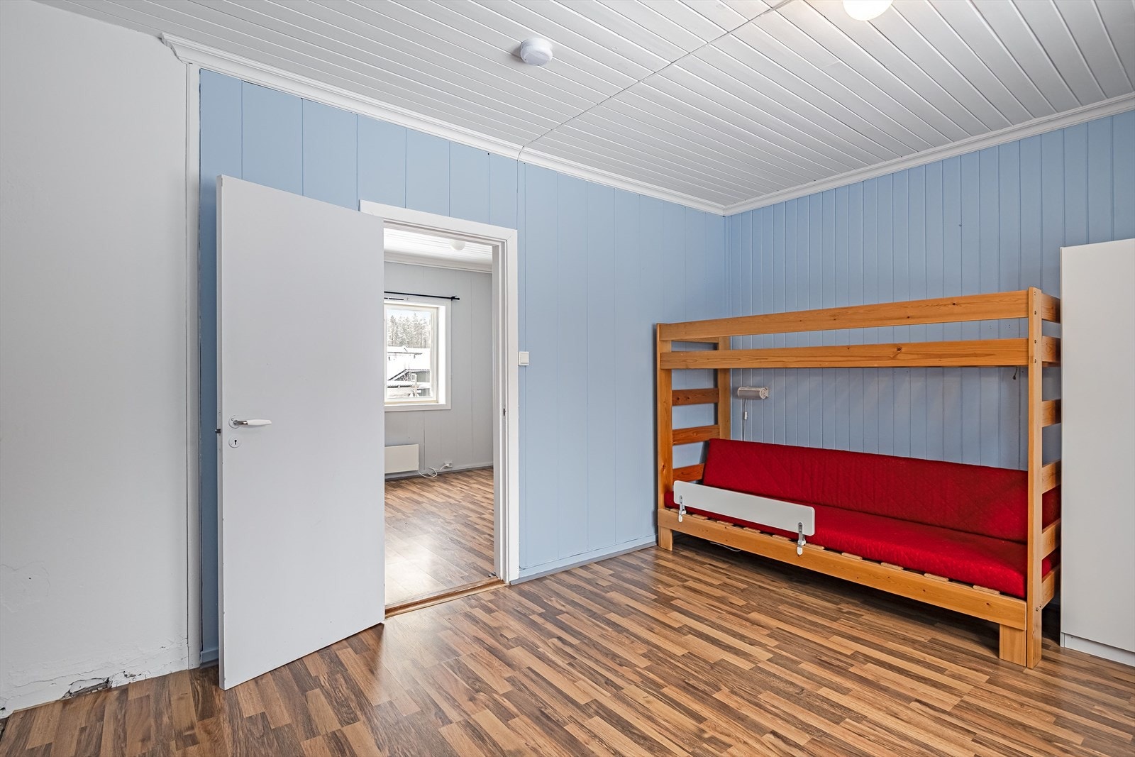 På soverommet er det plass til seng, kontorpult, kommoder, samt oppbevaringsplass i medfølgende garderobeskap. Galleribilde