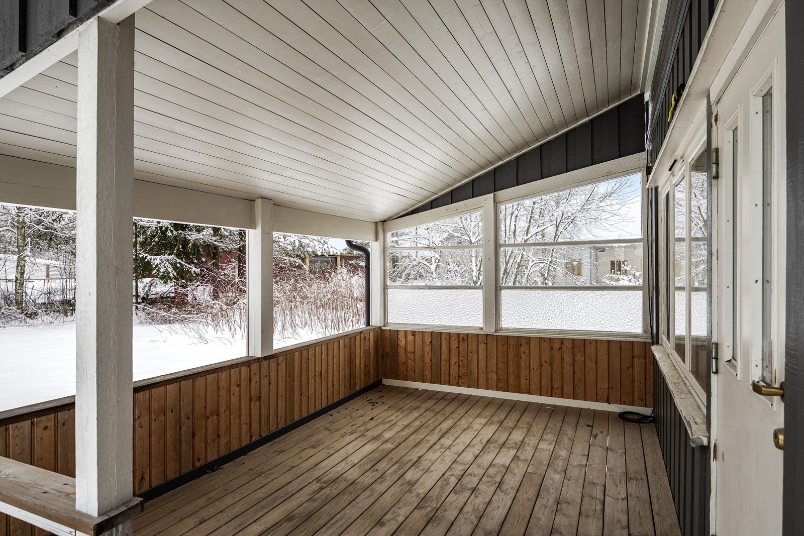 Fra stuen er det utgang til en delvis overbygget terrasse på ca. 26m². Galleribilde