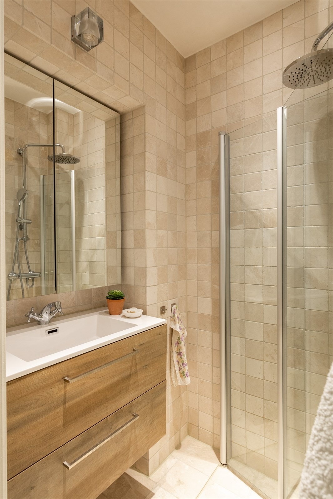 Badet har innredning med nedfelt servant, speilskap og dusjhjørne. Galleribilde