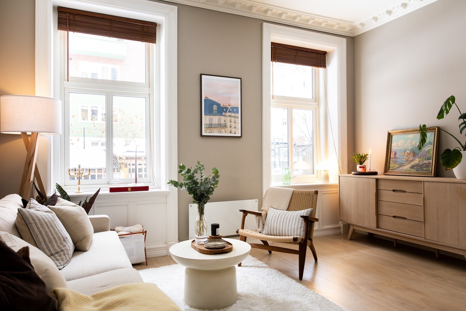 Her får du en gjennomgående og lys leilighet med generøs takhøyde kombinert med store, klassiske vinduer med dype karmer. Galleribilde