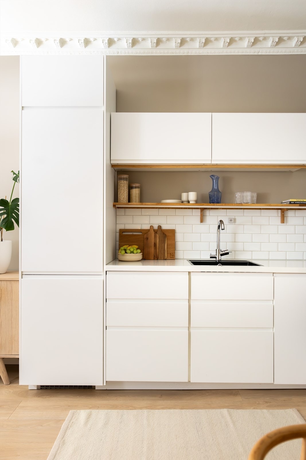 Det er rikelig med lagringsplass i eksternt bodareal på totalt 13 kvm! Allerede en halv etasje opp i trappeoppgangen finner du en bod på 2 kvm. Galleribilde