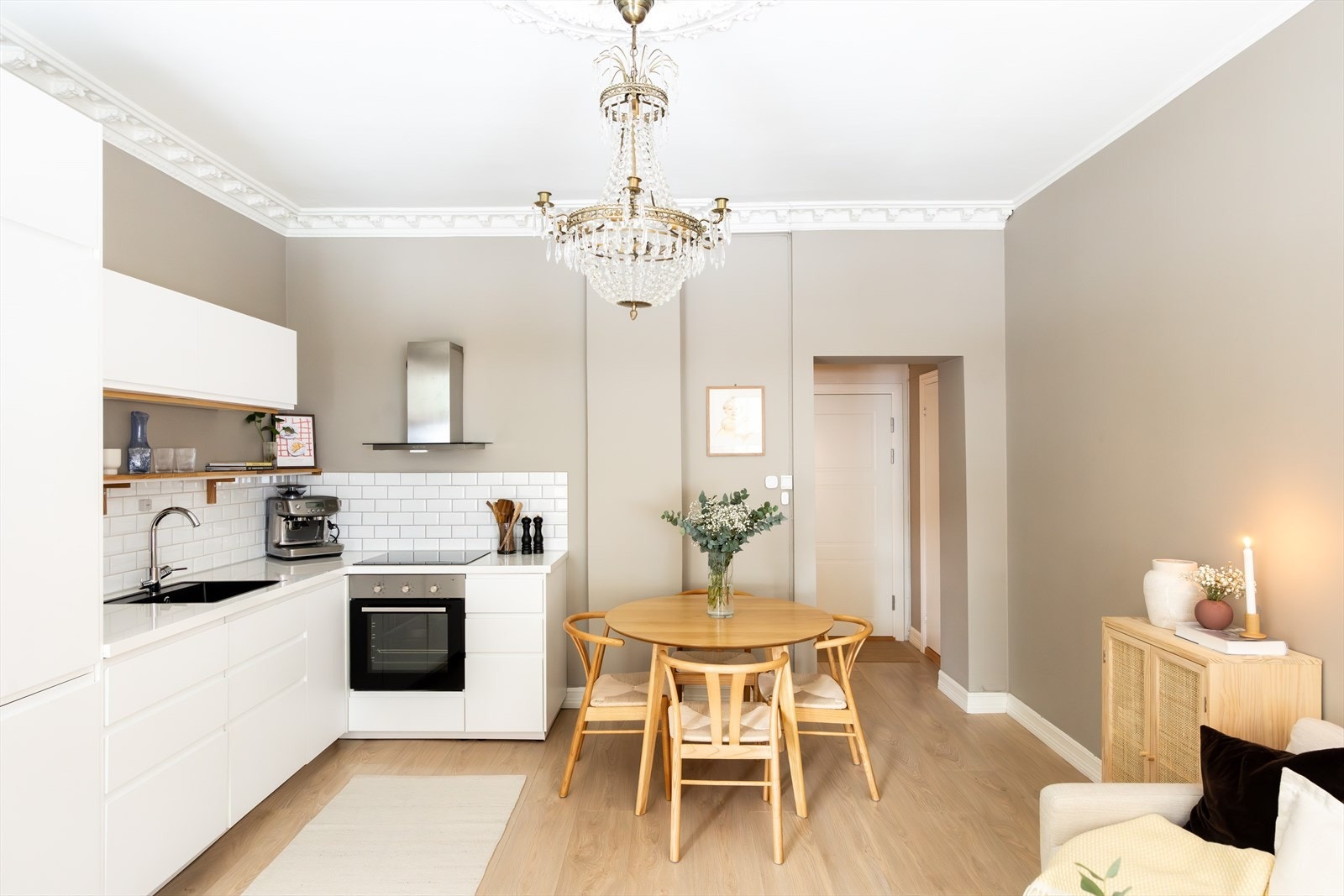 Åpen kjøkkenløsning med fin plassering mot stuen. Galleribilde