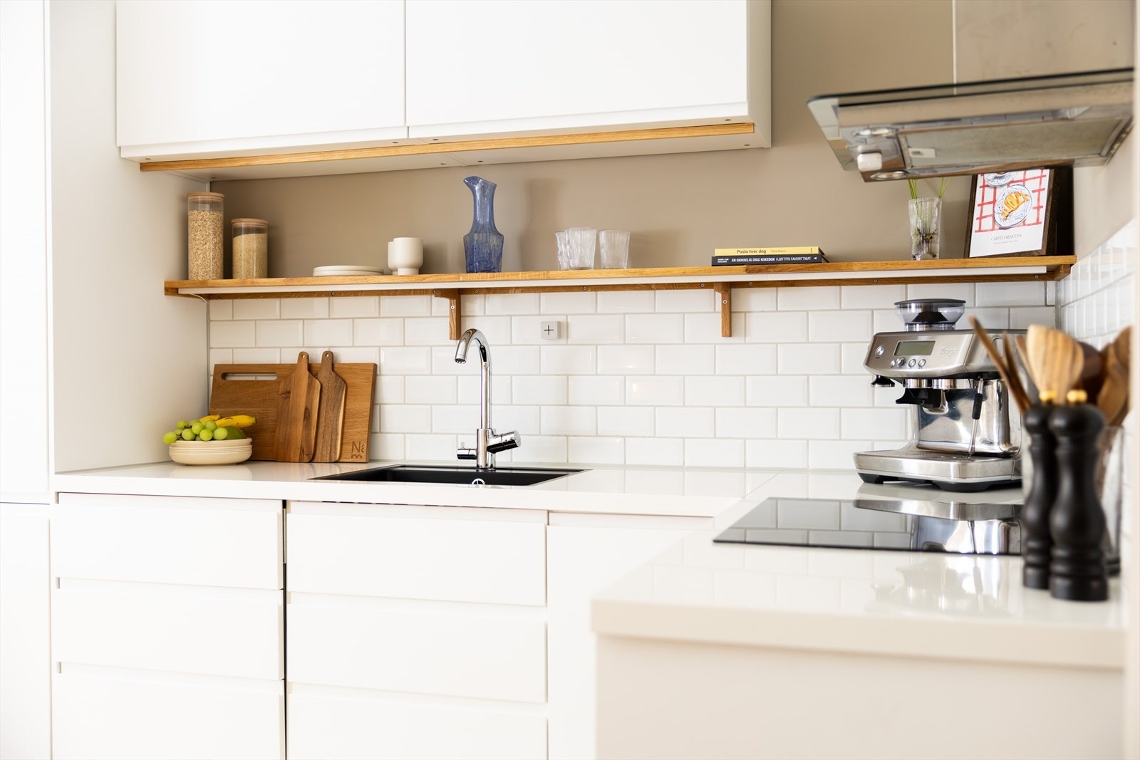 Kjøkkenet er utstyrt med komfyrvakt og vannstoppsystem. Galleribilde