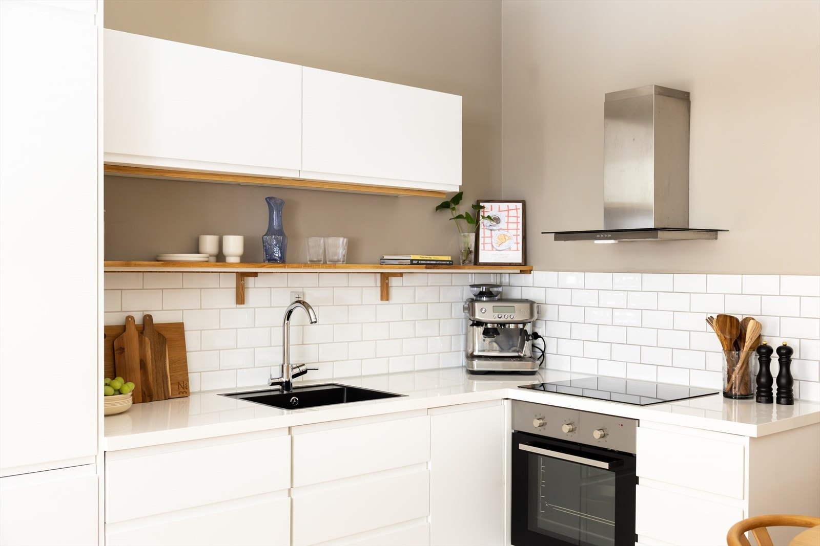 Det er installert integrerte hvitevarer, med induksjonstopp, stekeovn, oppvaskmaskin og kjøl/fryseskap. Galleribilde