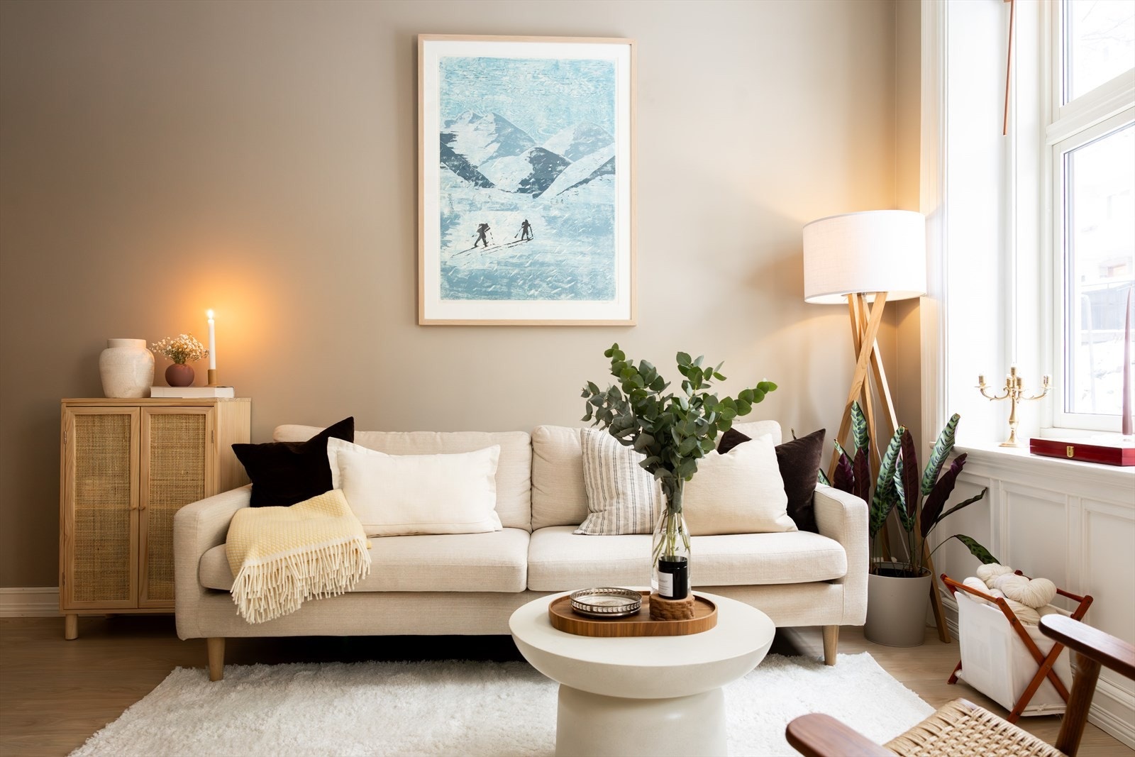 Rommet er malt i en tidsriktig fargetone som gir en lun atmosfære. Galleribilde