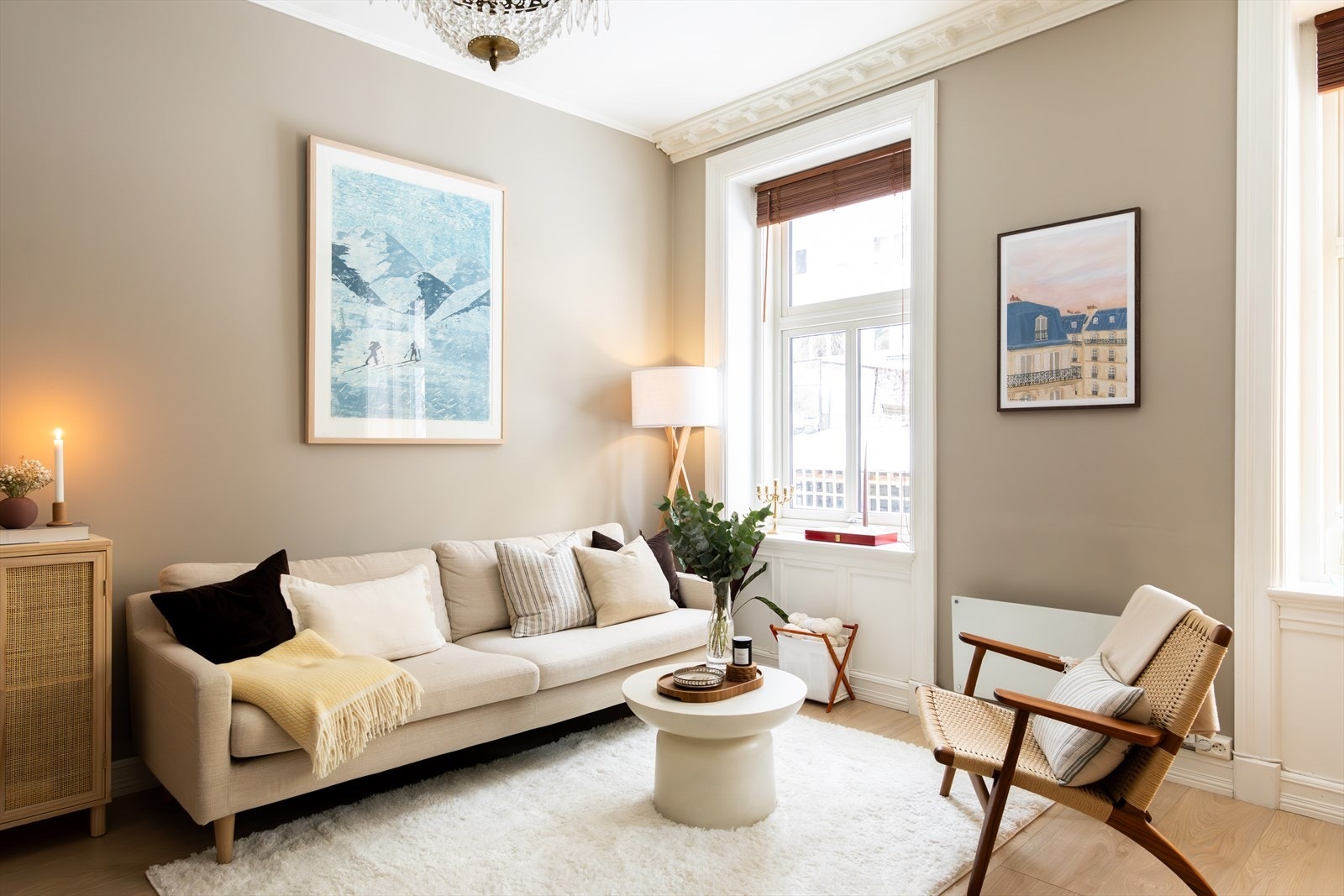 Sosial og romslig stue med plass til sofaseksjon og spisestue. Galleribilde