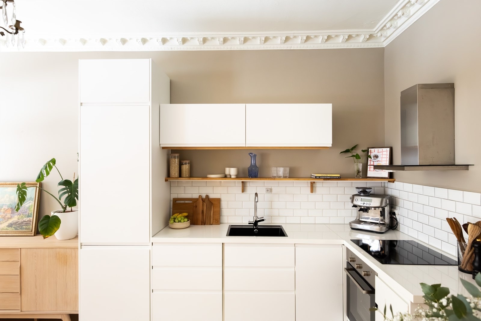 Velkommen til en nydelig 2-roms med etterspurt beliggenhet i en klassisk bygård på Bislett! Galleribilde