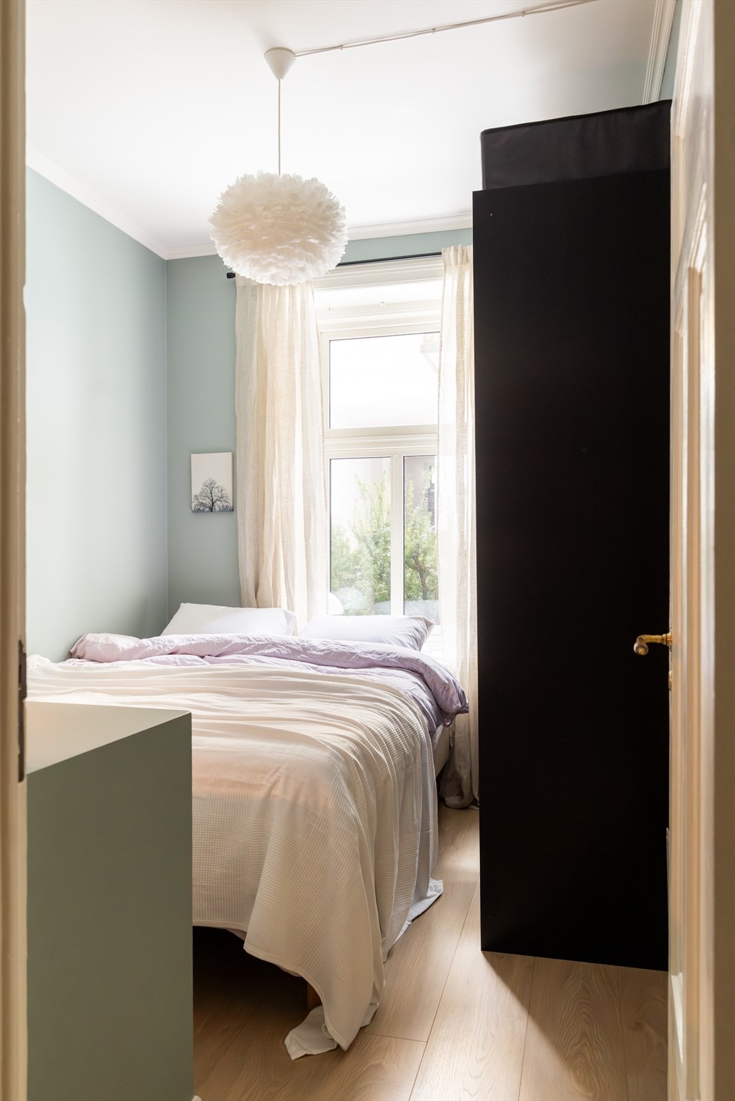 Lunt soverom med god plass til stor seng, og klesoppbevaring i garderobe. Galleribilde