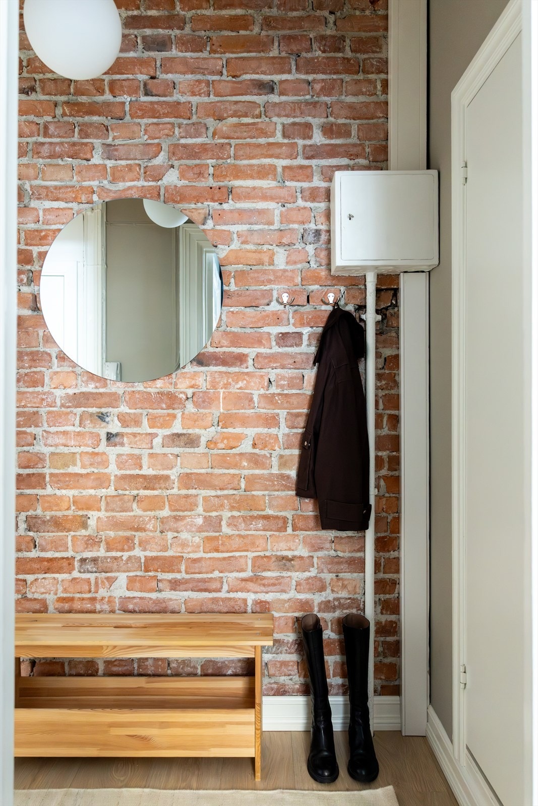 Innbydende entré med gode muligheter for oppbevaring. Galleribilde