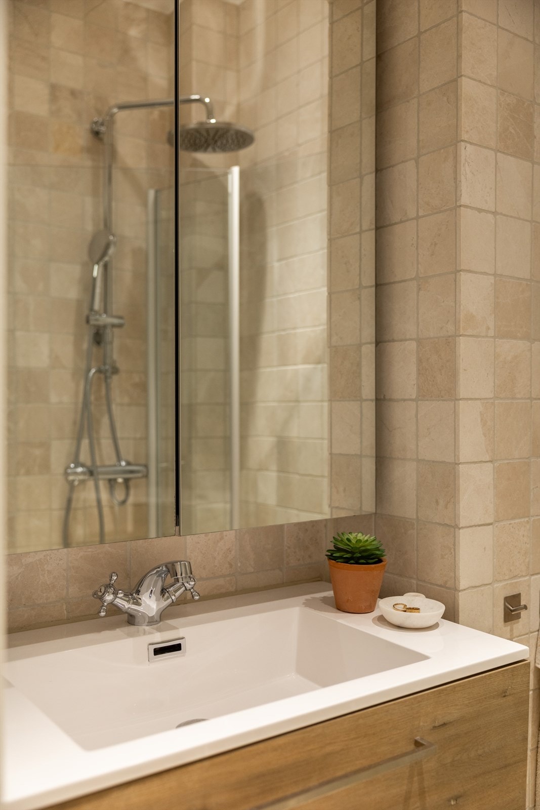 Toalett og baderom er i separate rom. Galleribilde