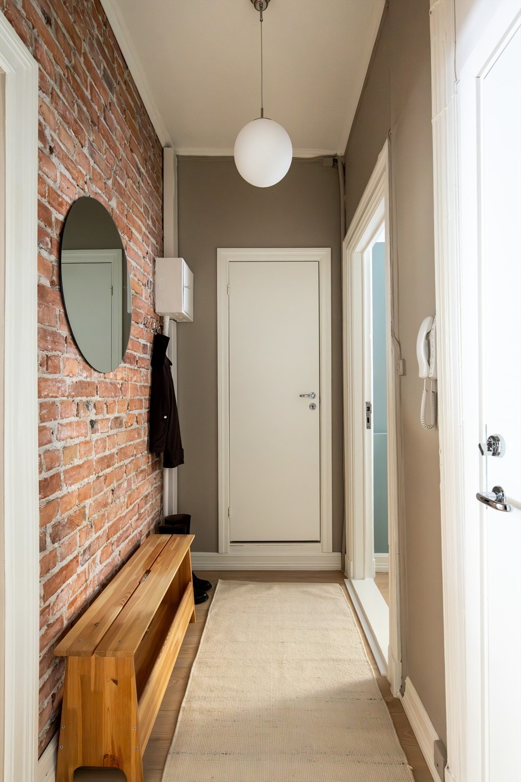 Her er det delvis hentet frem teglsteinvegg. Det ble montert ny inngangsdør av håndverker (januar 2026). Galleribilde