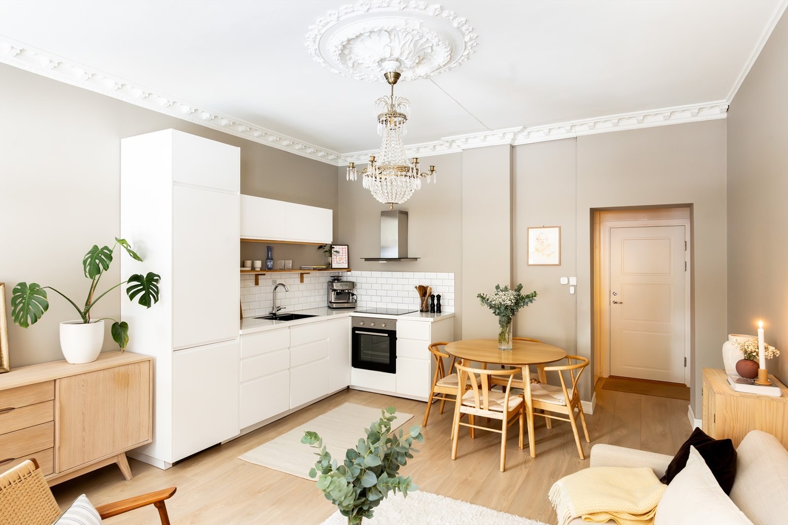 Kjøkkenet ble satt inn i 2020 og har et tidløst design med glatte fronter og laminat benkeplate med nedfelt kum. Galleribilde