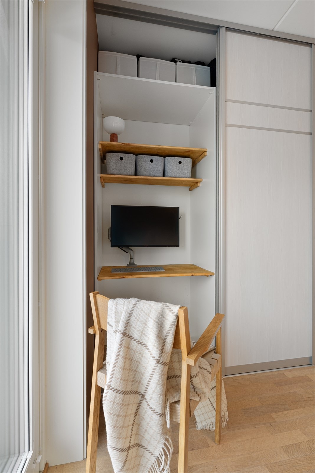 Stor skyvedørsgarderobe med god plass til klær Galleribilde