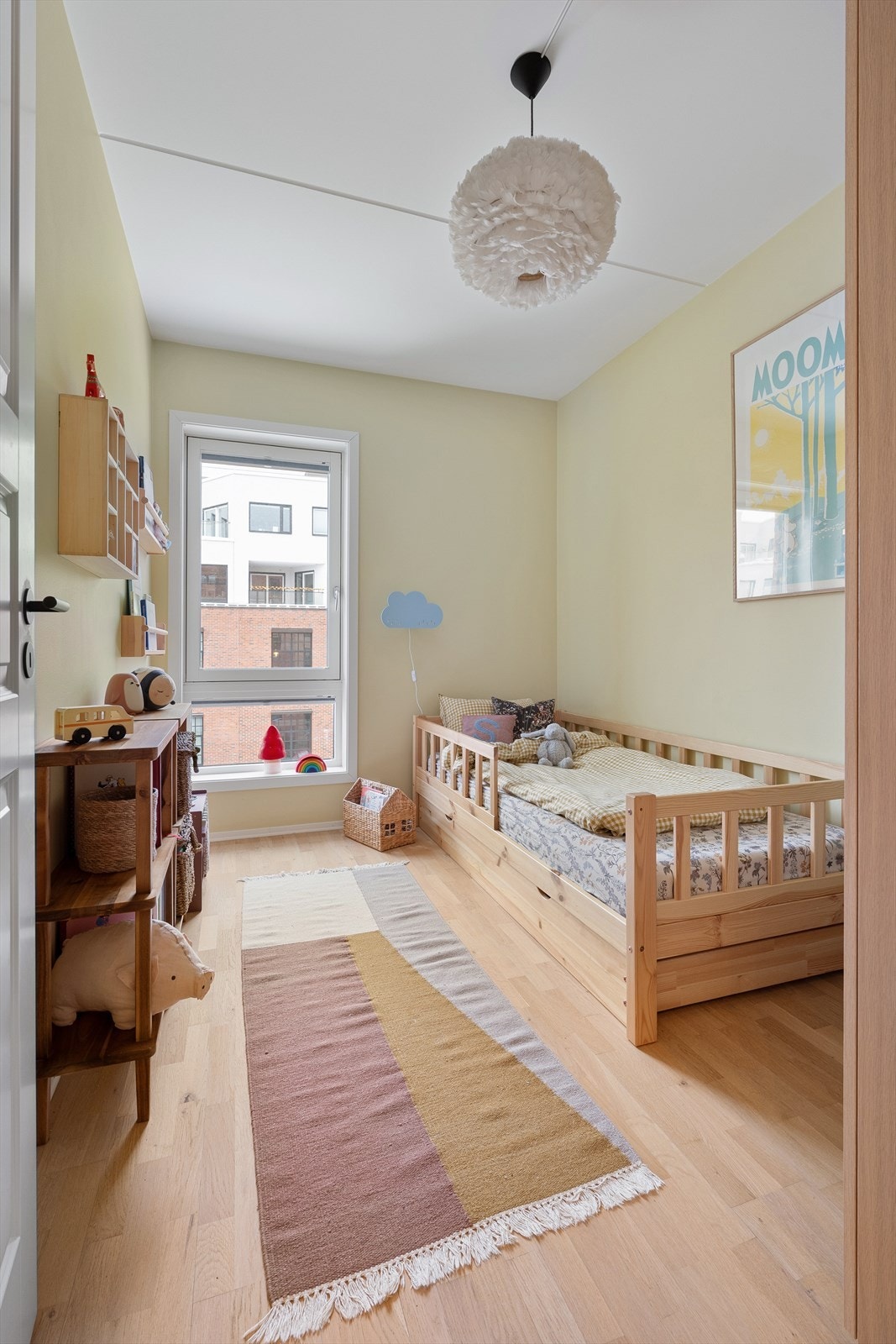 Soverom II / Barnerom - Det perfekte barnerom. Rommet har gode lysforhold fra stor vindusflate vendt mot indre gårdstun i sørøstvendt retning. Her er det rikelig med plass til garderobeskap, samt enkeltseng og arbeidsbord Galleribilde