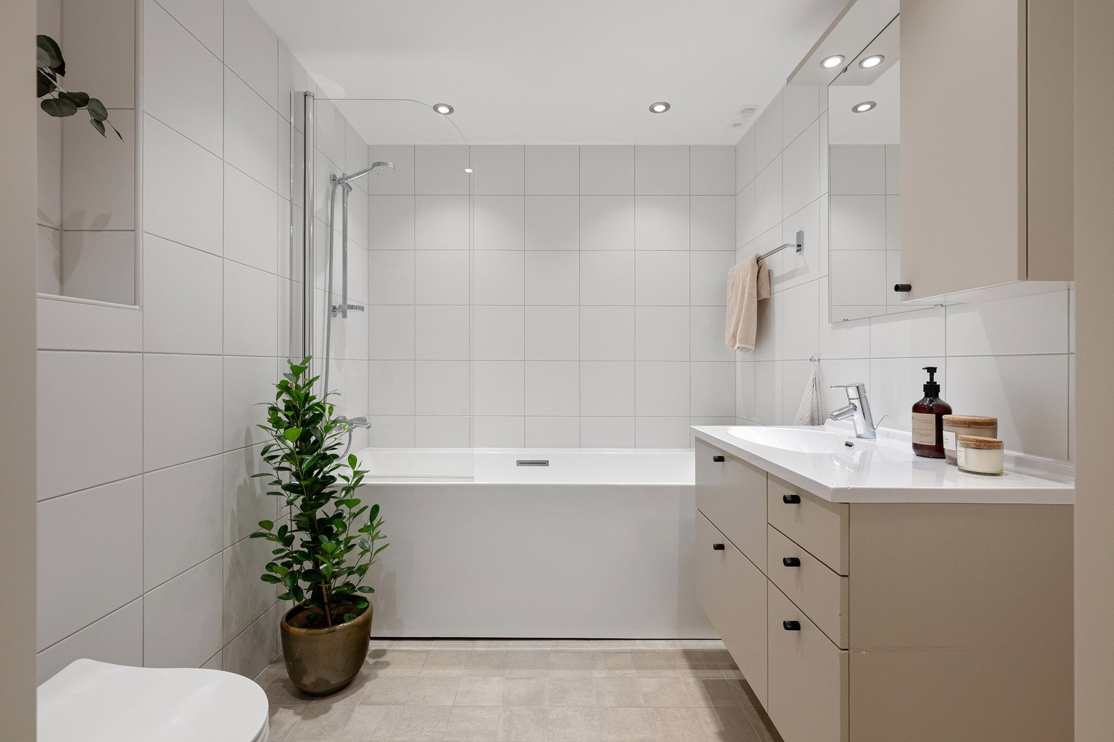 Baderom I - Pent og flislagt bad med gulvvarme. Badet har adkomst fra gangen Galleribilde