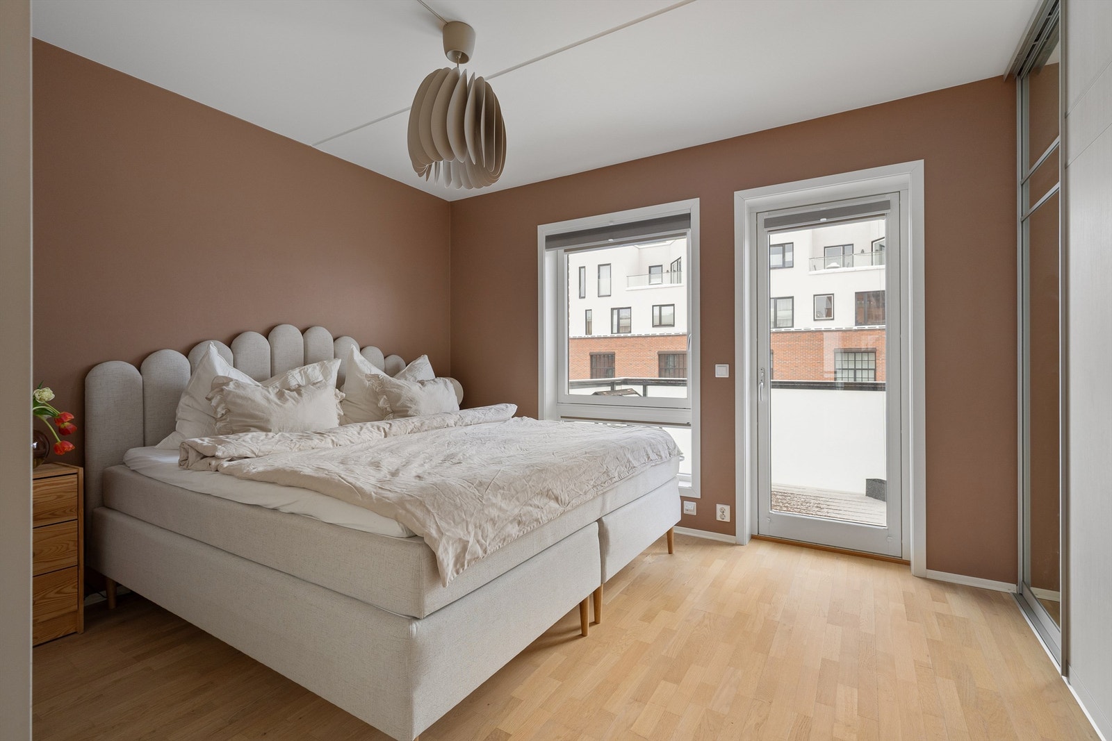 Soverom I / Hovedsoverom: Rommet er av god størrelse med plass til dobbeltseng og nattbord Galleribilde