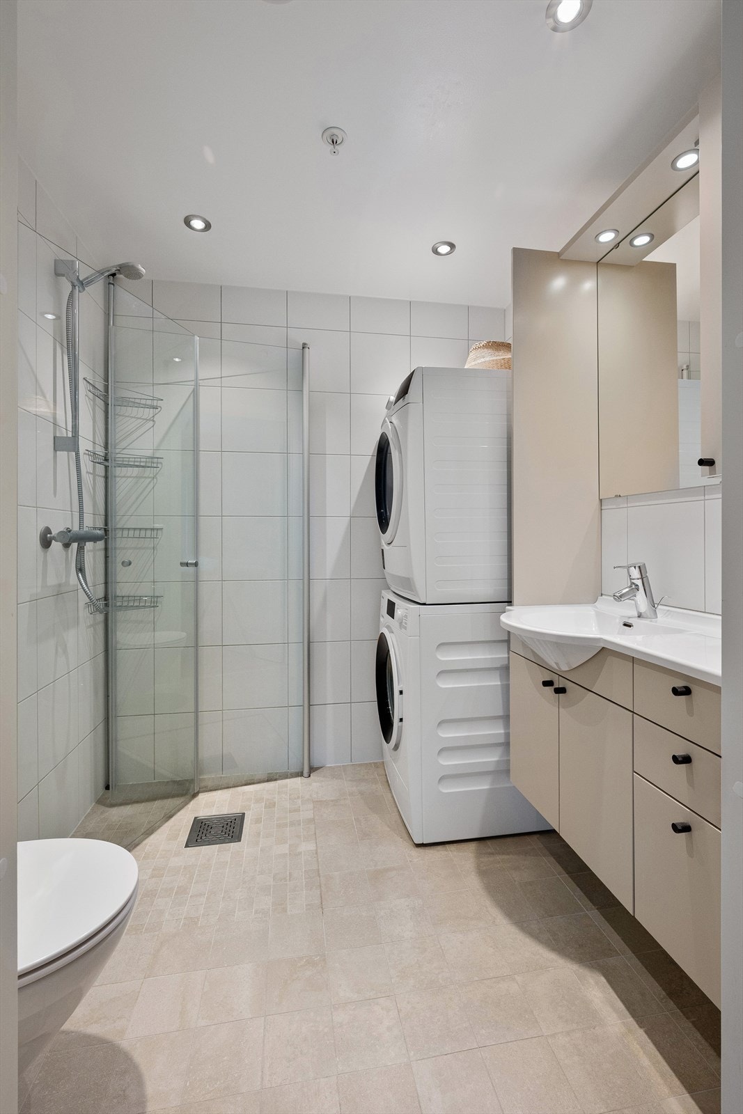 Baderom II - Fint og praktisk ekstra baderom som er perfekt for storfamilien. Flislagt bad med gulvvarme. Plass og opplegg for vaskemaskin og tørketrommel Galleribilde