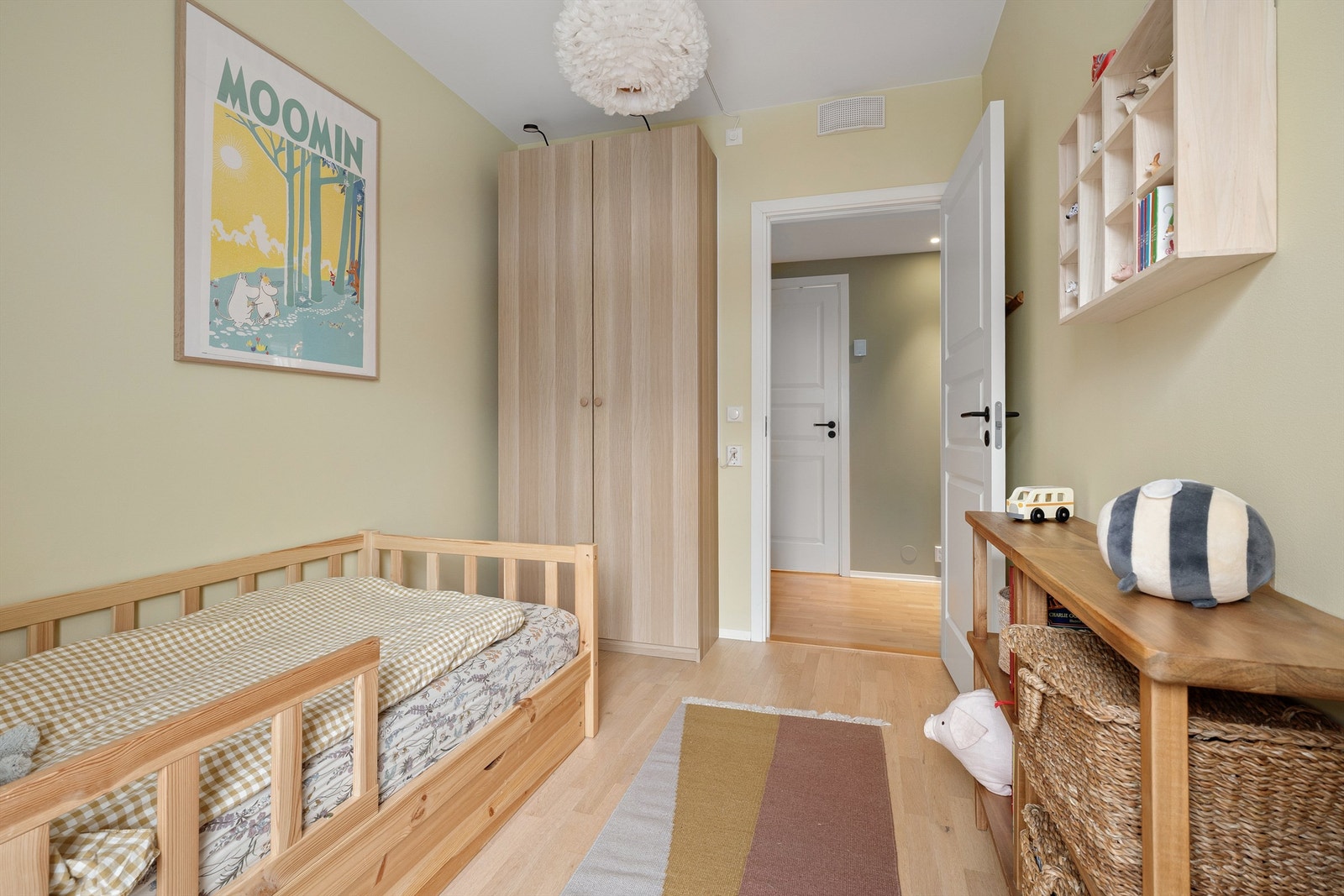 Rommet er av god størrelse og kan ha flere bruksområder etter behov. Rommet benyttes i dag som barnerom Galleribilde