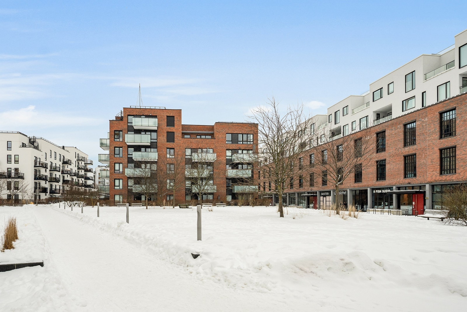 Leiligheten ligger sentralt til i Krydderhagen, en grønn og moderne hageby på Hasle. Krydderhagen var i 2020 1 av 3 finalister til Oslo bys arkitekturpris Galleribilde