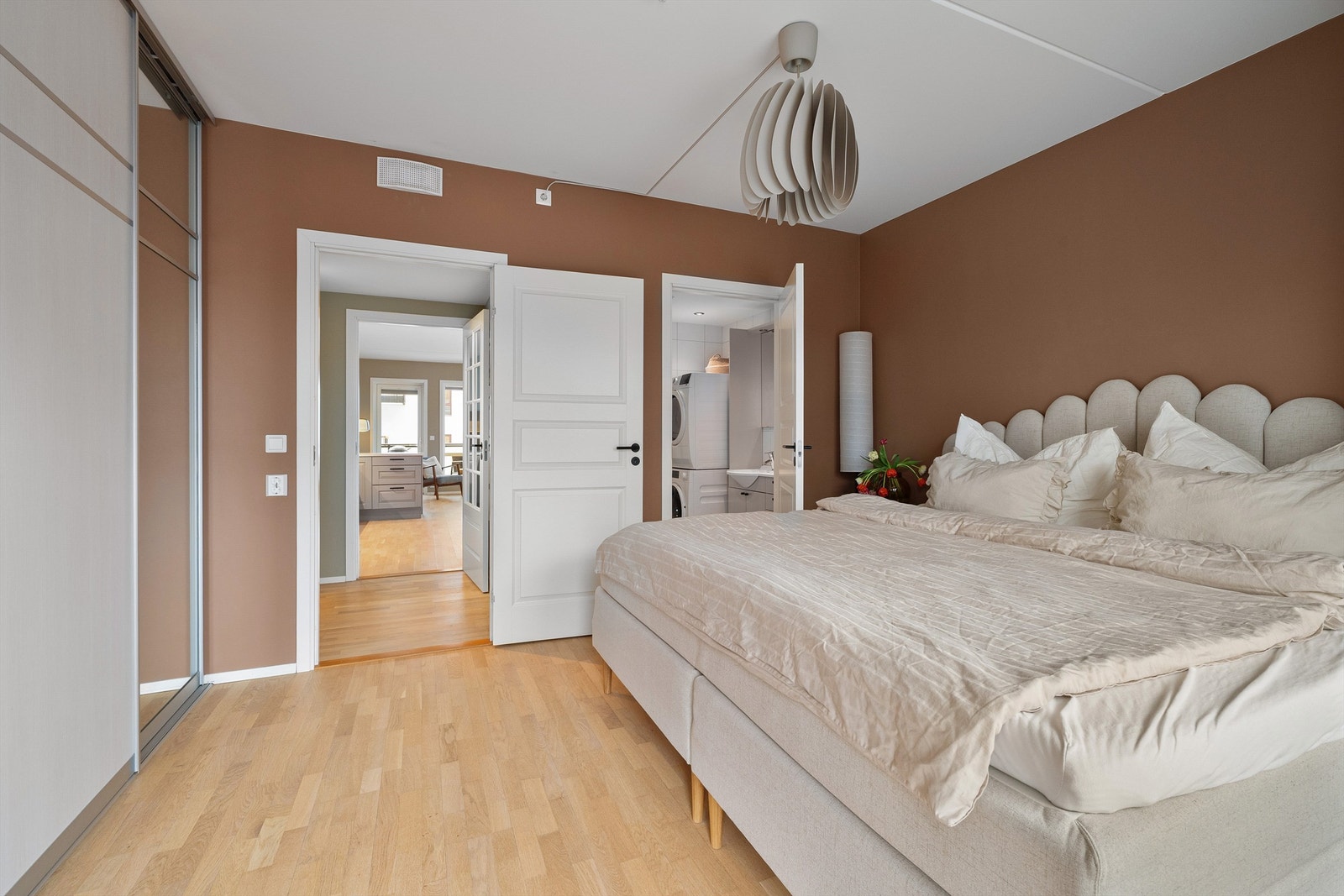 Dette soverommet har adkomst til eget badeværelse Galleribilde