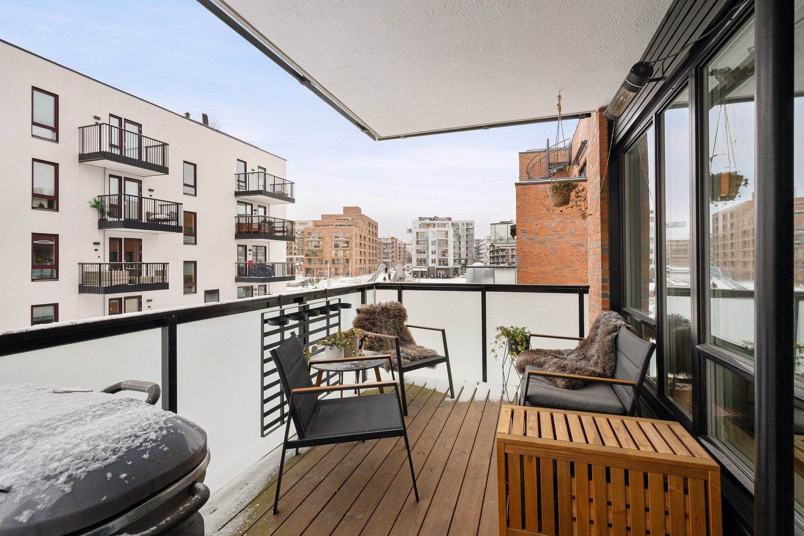 Adkomst fra stue til nordvestvendt balkong på 9 m². Det er sol på balkongen fra ca. kl. 16:00 - 19:30/20:00 om sommeren Galleribilde