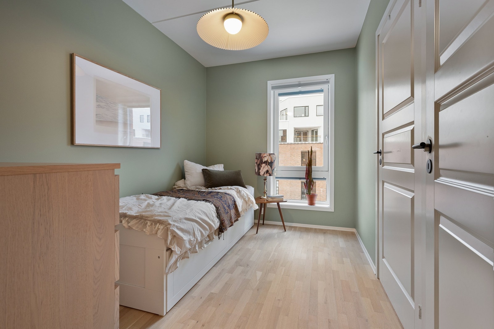 Soverom III / gjesterom / kontor - Soverommet passer godt som ekstra barnerom, gjesterom eller kontor. Rommet har gode lysforhold fra stor vindusflate vendt mot indre gårdstun i sørøstvendt retning. Plass til garderobeskap, samt enkeltseng og arbeidsbord Galleribilde