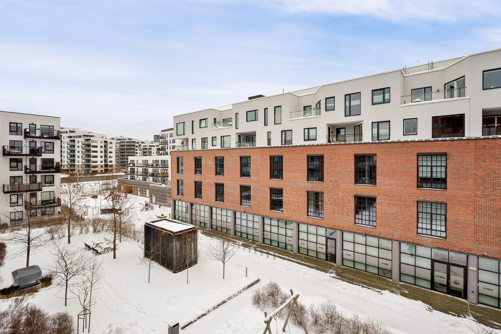 Det er sol på balkongen fra morgen til ca. kl. 14:30 om sommeren. Plass til stoler og bord Galleribilde