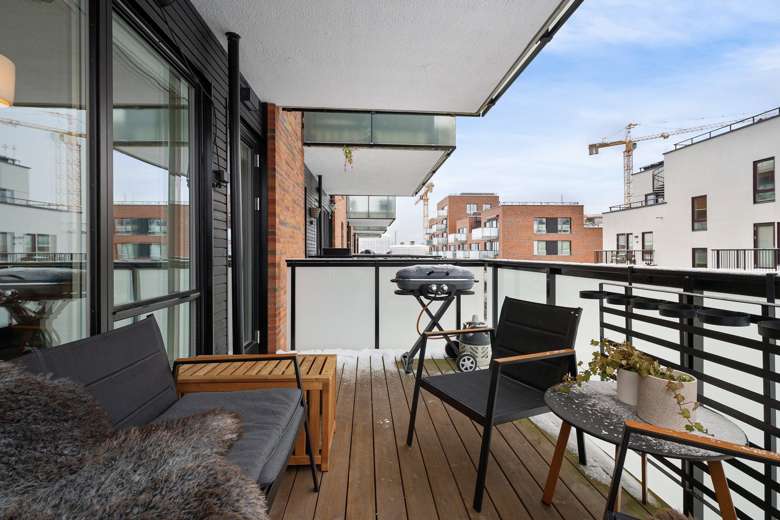 God plass til utemøbler og grill. Her kan man spise middag om sommeren i godt selskap. Det foregår for tiden byggearbeid i Haslevangen 14. Dette vil bli synlig fra leiligheten. Byggestøy og støv må påregnes. Galleribilde